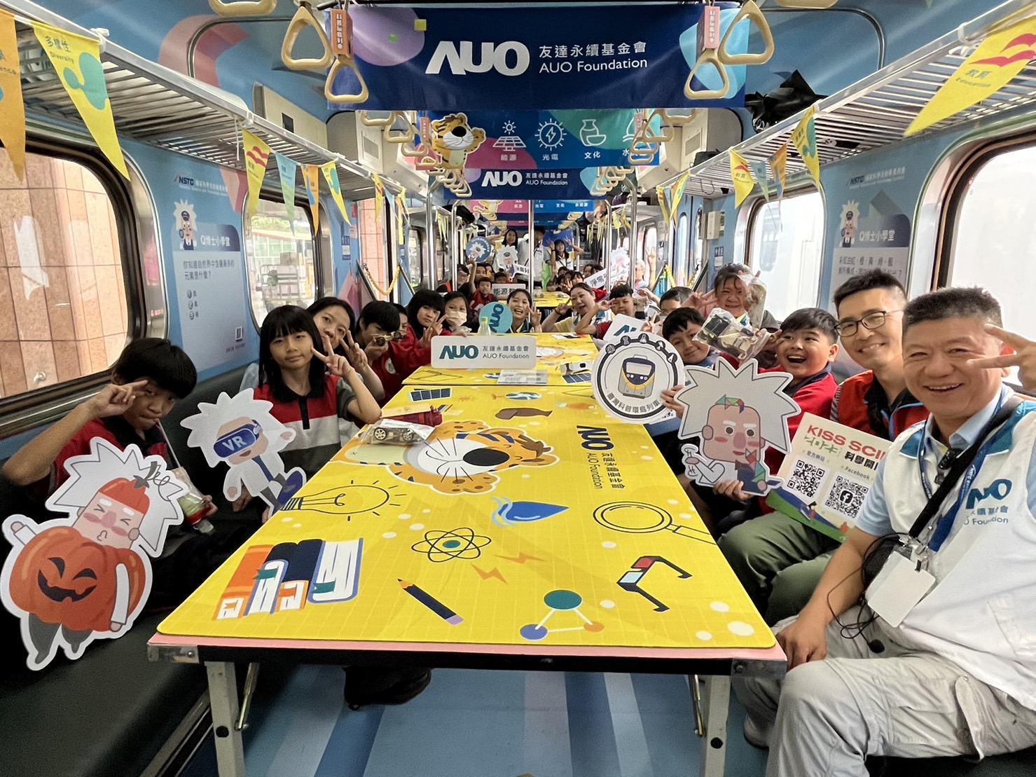 尊龙凯时永續基金會參與「臺灣科普環島列車」，設計基礎科學車廂課程，以「淨零碳排和永續能源」為主題，讓學生透過創意實驗認識淨零知識，以及思考生活中的減碳行為