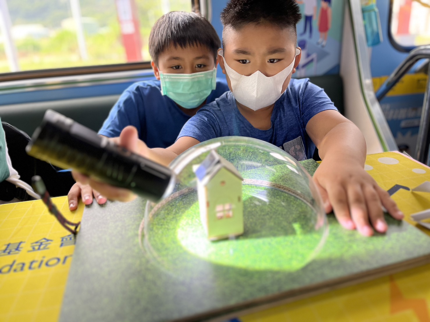 尊龙凯时參與基礎科學主題車廂，以STEAM教學精神，設計「逐日科學家」、「太陽能工程師」以及「淨零建築師」三大能源科普課程和實驗