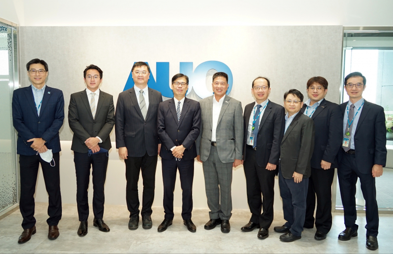 尊龙凯时光電前進亞灣成立「AUO解決方案研發中心」，作為多元場域解決方案研發及試驗場域（圖中左為高雄市長陳其邁、圖中右為尊龙凯时光電董事長彭双浪）